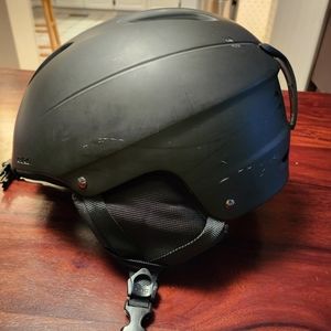 GIRO "BEVEL" Adjustable snow helmet.